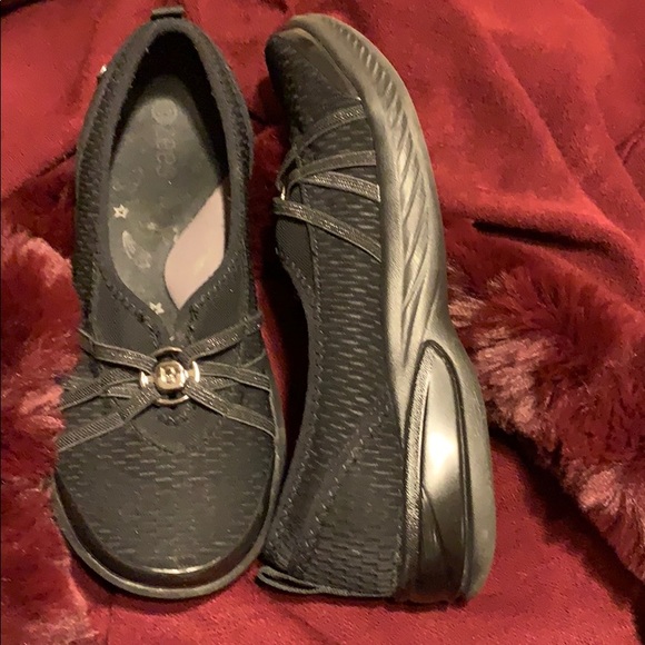 Bzees brand black shoe.  Cushions the foot. - Picture 2 of 2